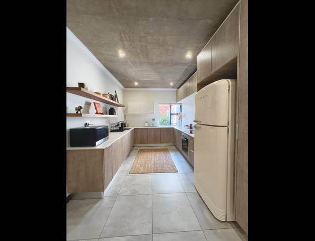 3 BEDROOM COMPLEX FOR SALE IN MENLO PARK